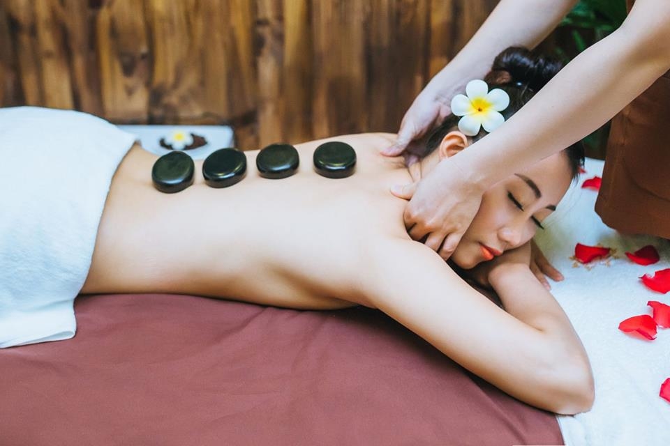 massage đá nóng 2