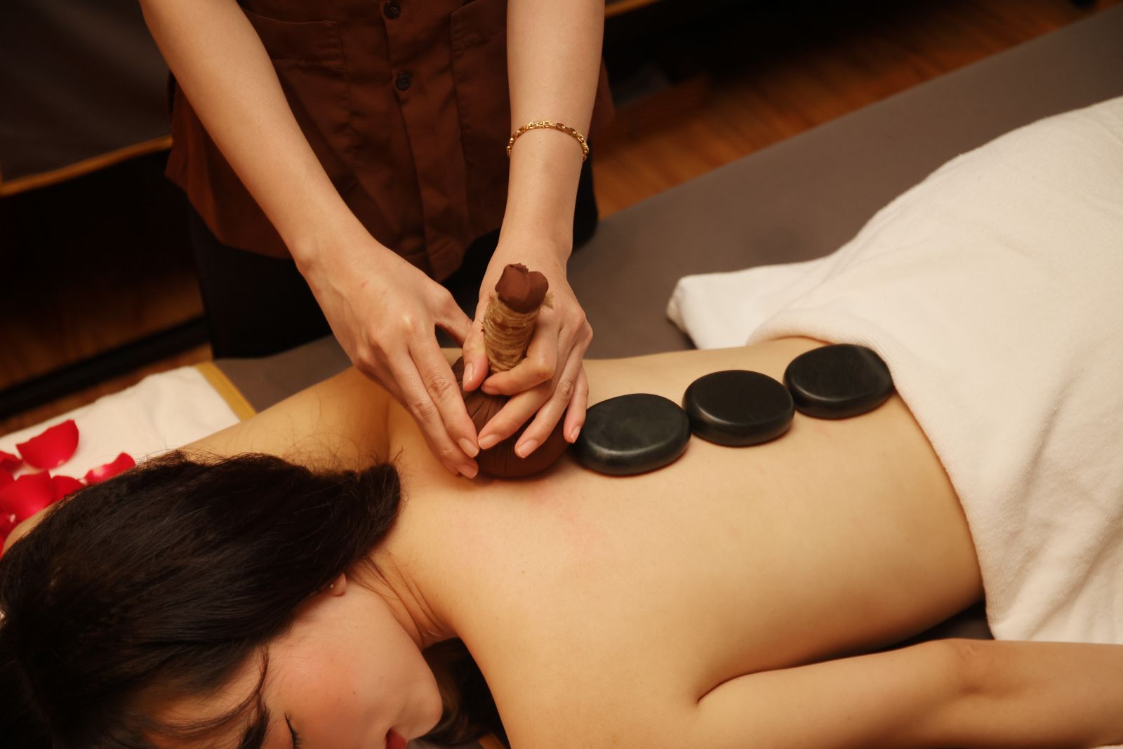massage Đá Nóng chi  nhánh Charm spa Đà Lạt
