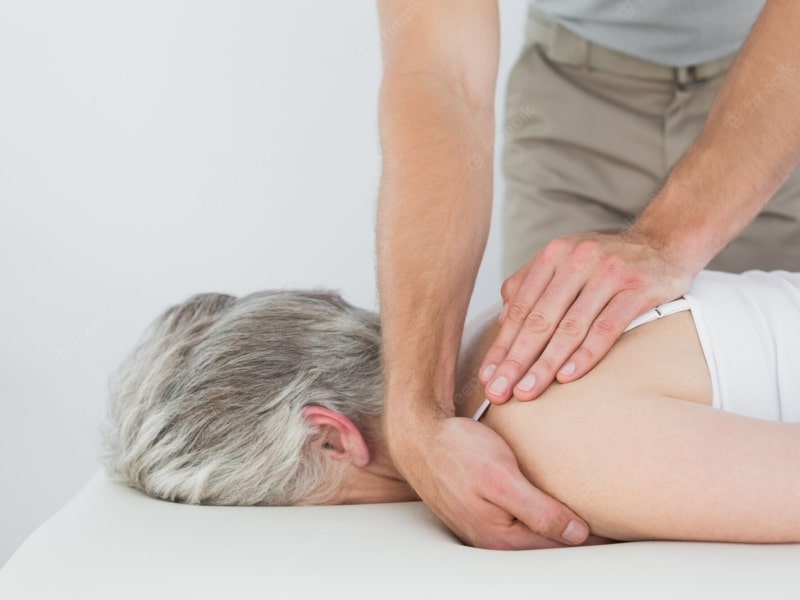 người cao tuổi có neen sử dụng dịch vụ xoa bóp ấn huyệt