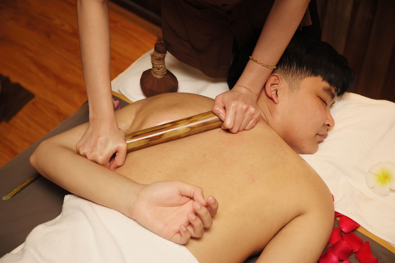 dịch vụ massage nhà charm