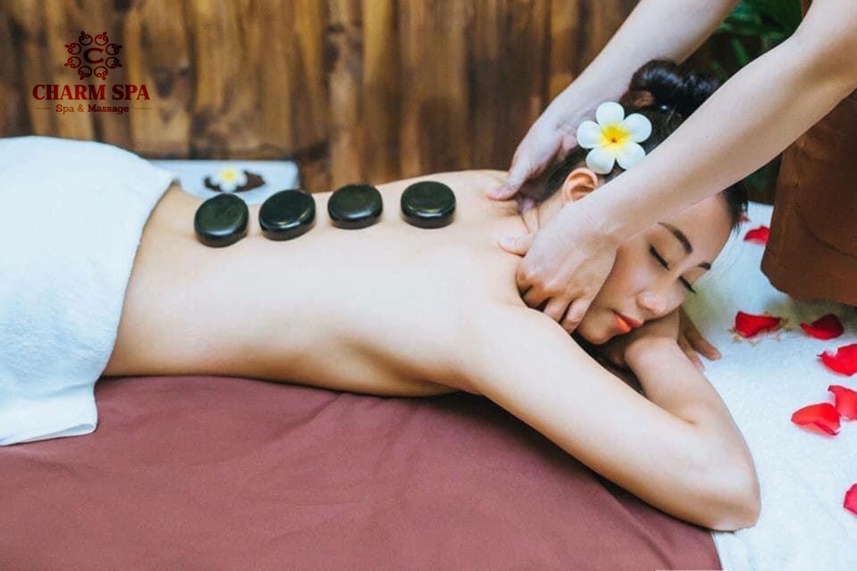 massage đá nóng thảo dược  cho người bị đau lưng