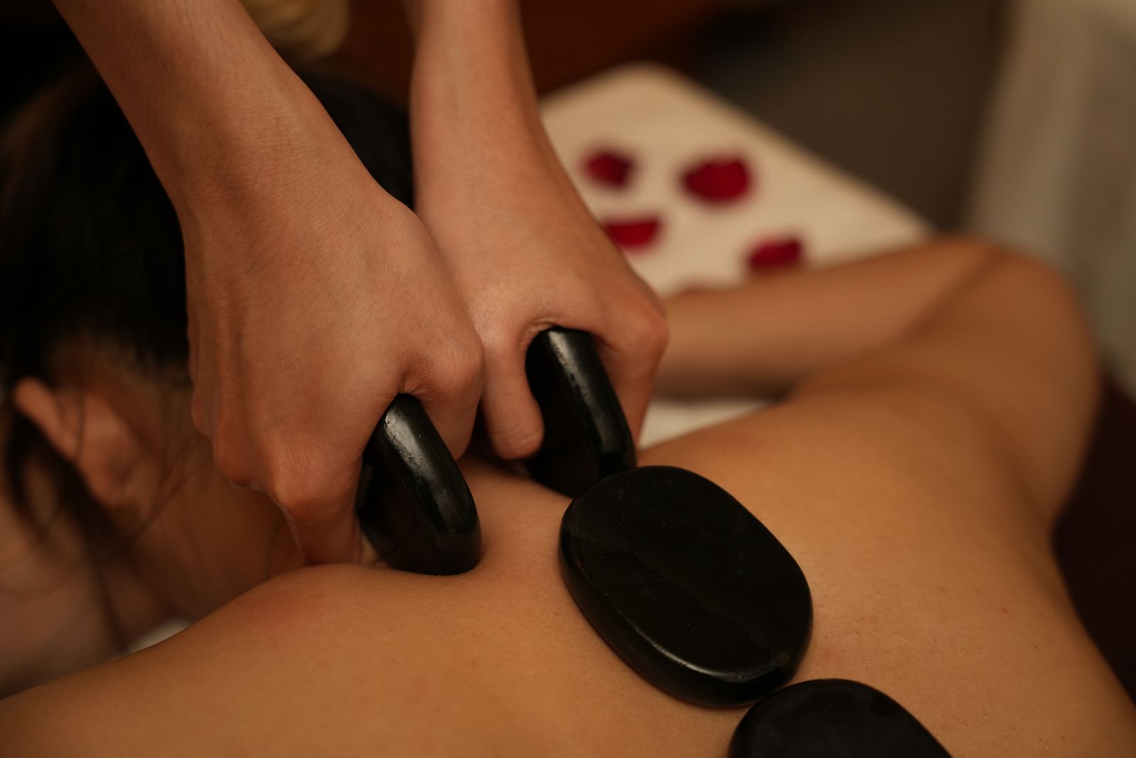 massage  đá nóng