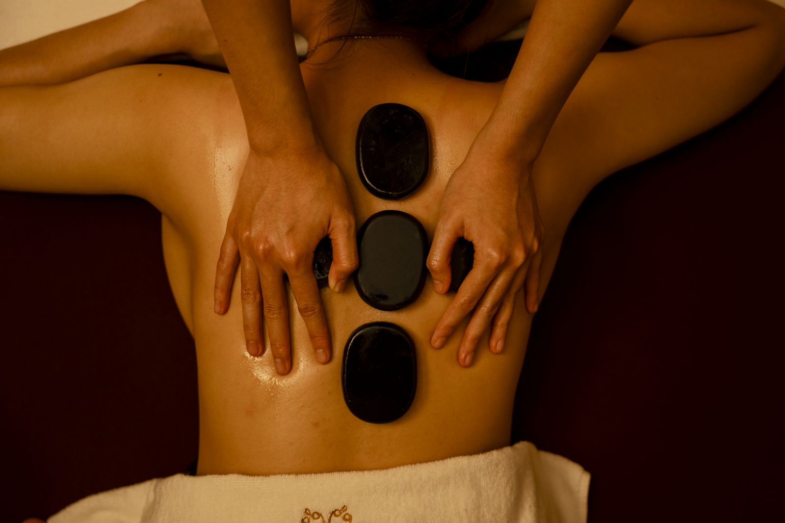 massage  đá nóng  Nhà Charm spa Đà Lạt