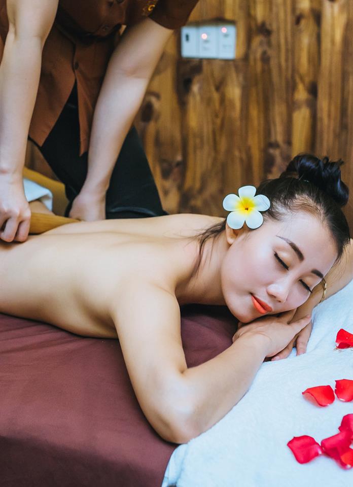 massage ống tre sử dụng lực  và ống tre nóng  giảm đau vùng lưng