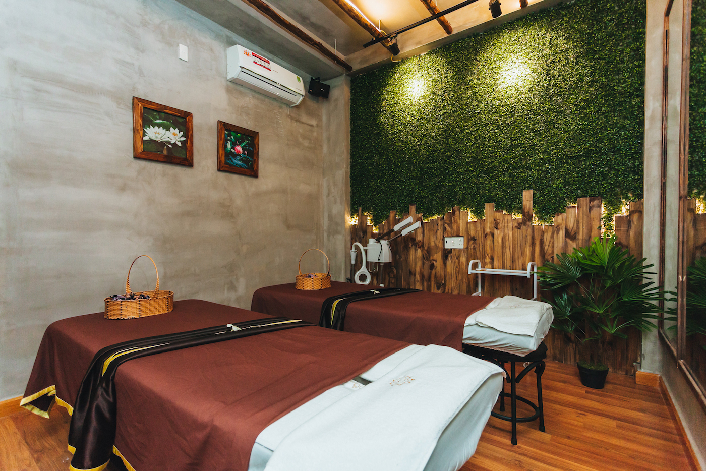 massage ấn huyệt cổ truyền charm spa