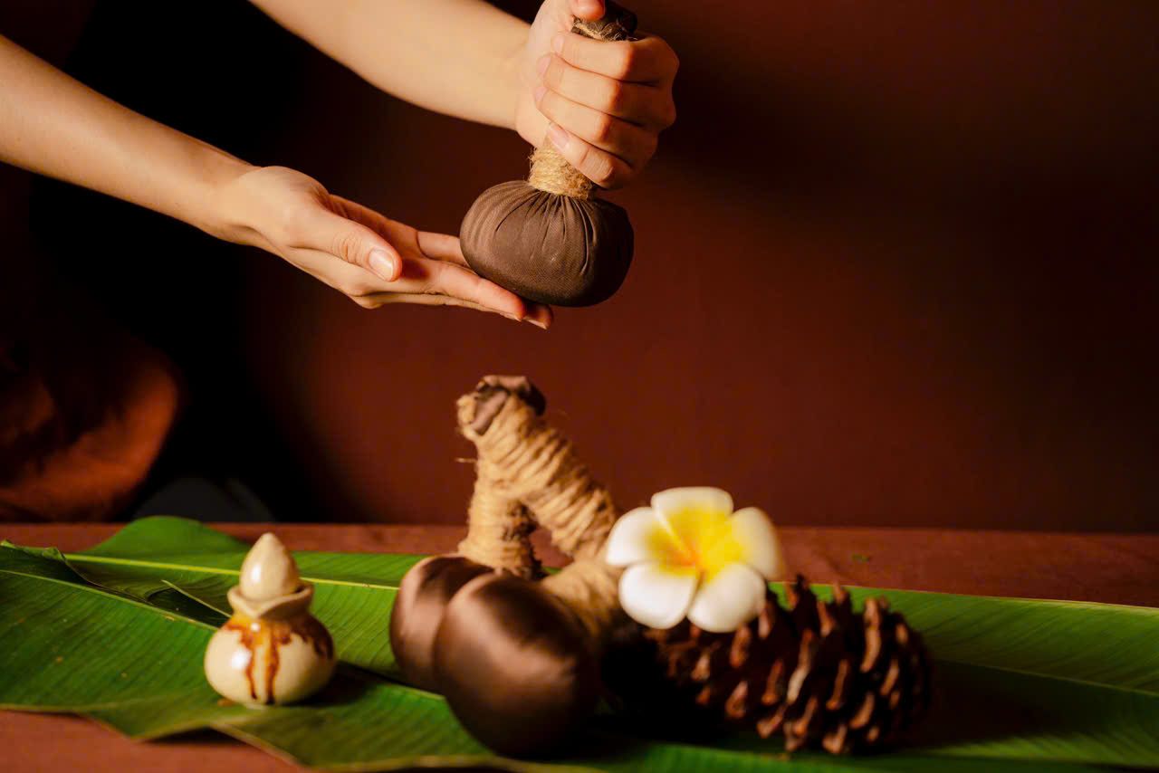 quy trình massage thảo dược