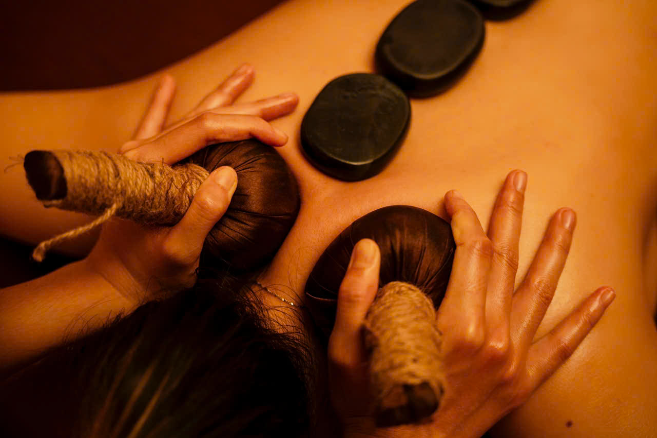 Massage thảo dược tại charm spa Đà Lạt